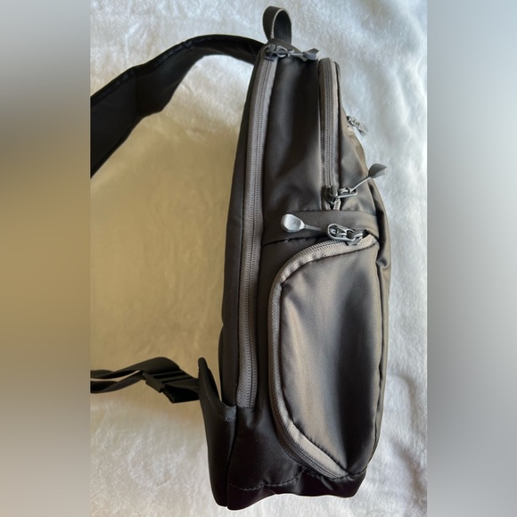 Lowepro StreamLine Sling Camera Bag - Grey. New without tags - Picture 3 of 6